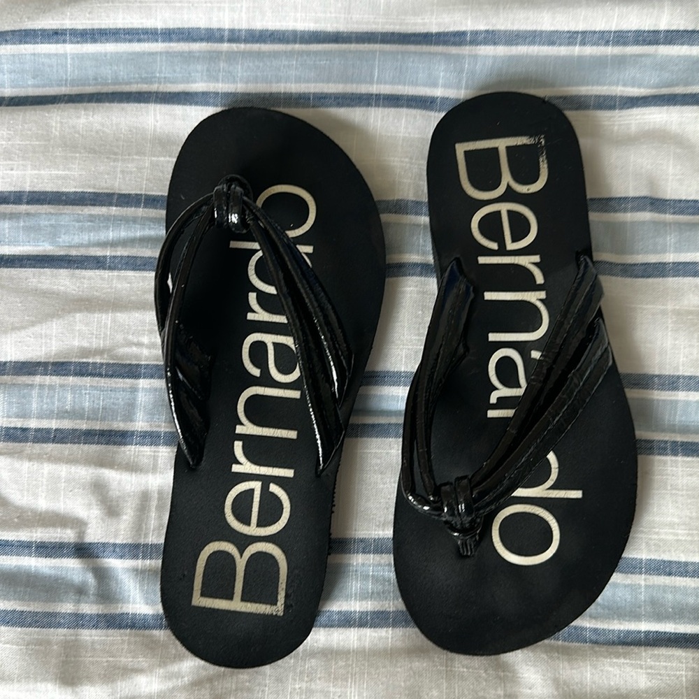 Bernardo Flip Flops - Size 7